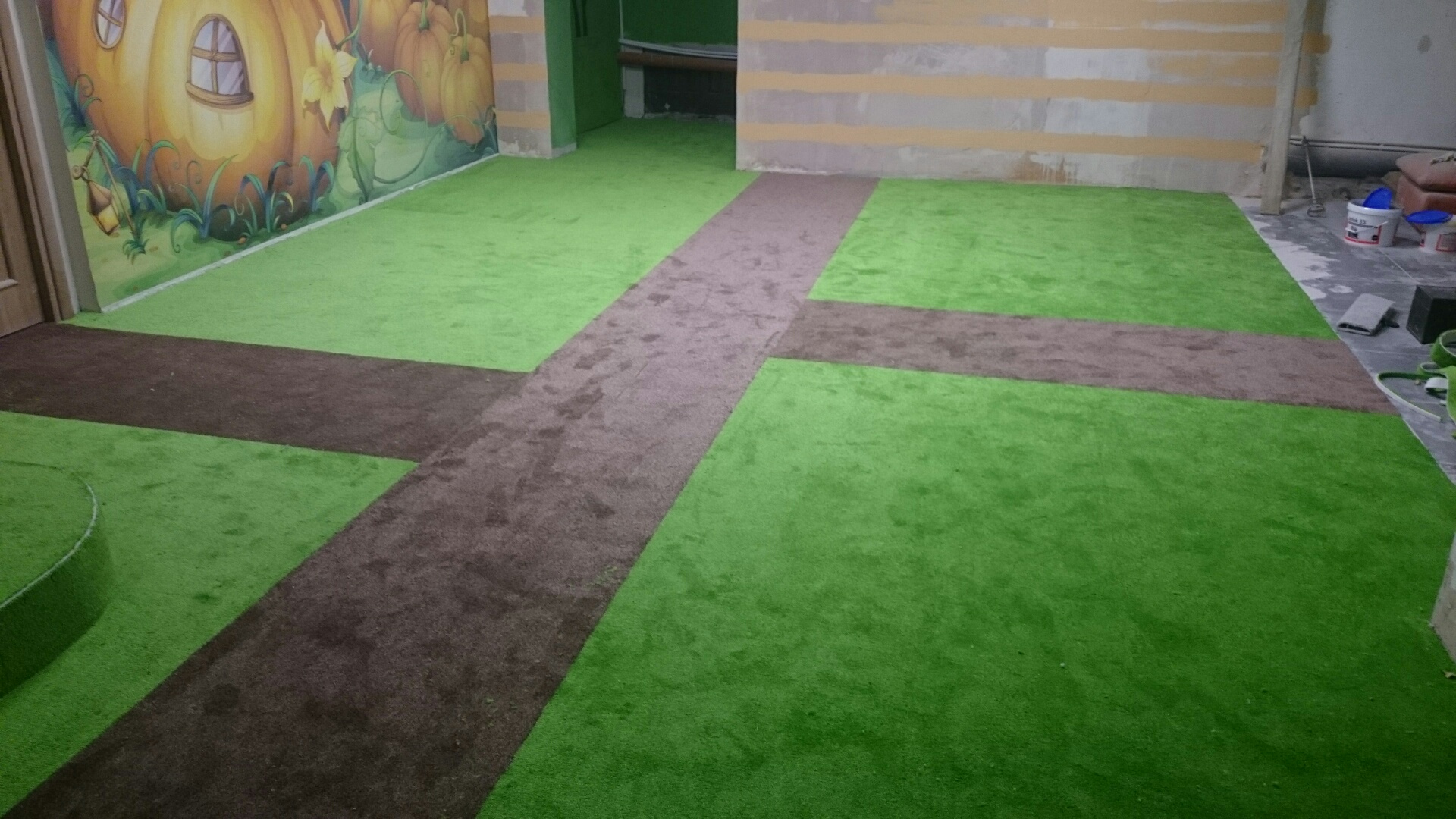 Укладка бытового ковролина в детской комнате